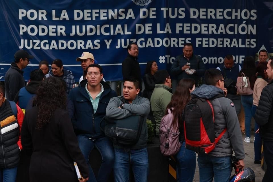 Los manifestantes acudieron a sedes del PJ desde la mañana de este lunes.