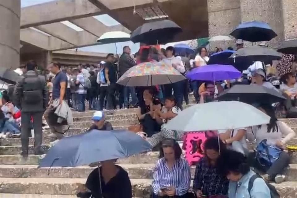 Trabajadores del PJ protestan en la sede de San Lázaro.