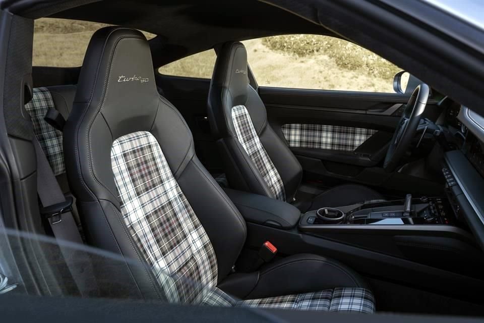 El interior y el exterior evocan los modelos históricos 911 Turbo.