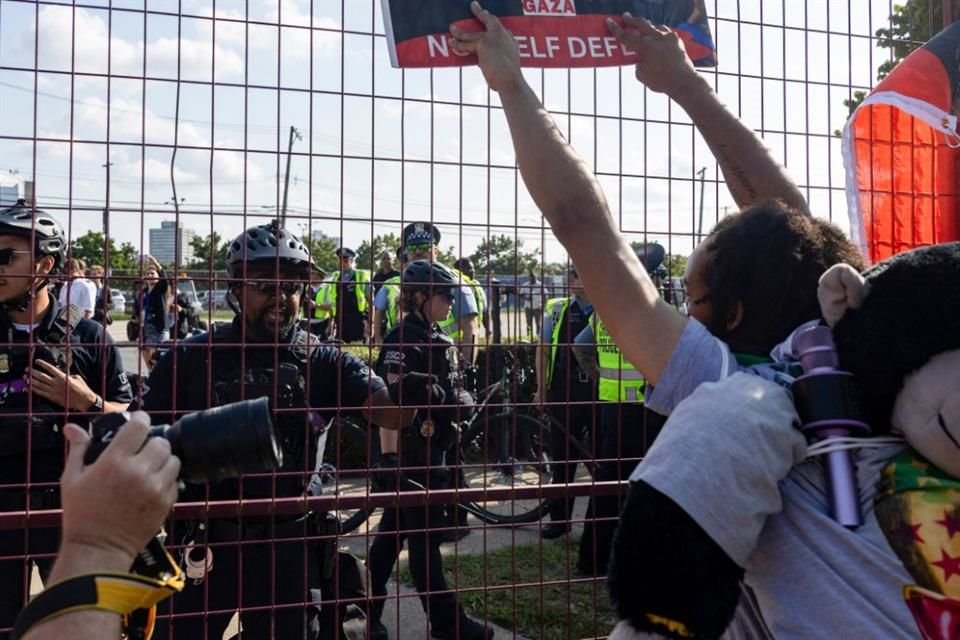 Manifestantes protestaron contra la guerra en Gaza en Chicago, en el margo de la Convención Nacional Demócrata.