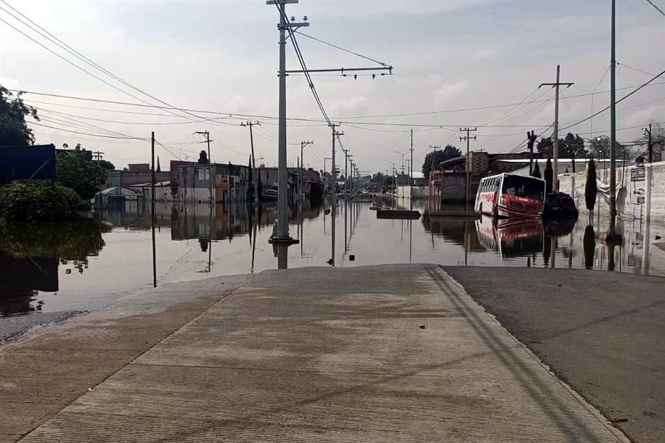 Las calles de Chalco permanecen inundadas tras 19 días.