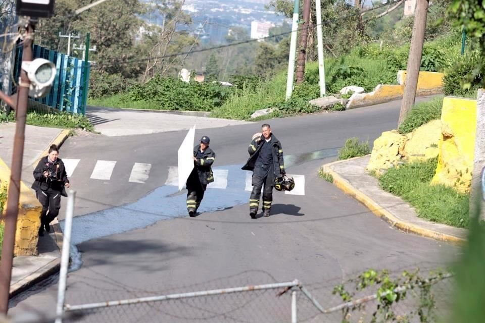 Bomberos acudieron para hacer el rescate del cuerpo.