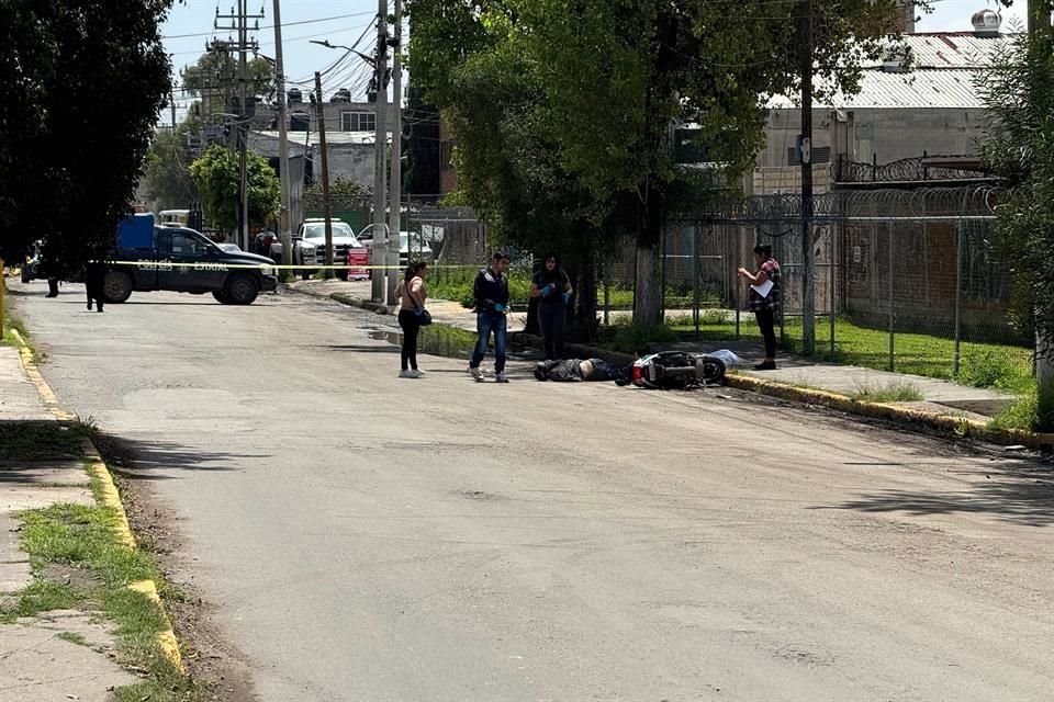 Al llegar a la altura de Calle Juan Fernández Alarcón, el motociclista fue embestido por el vehículo de carga.