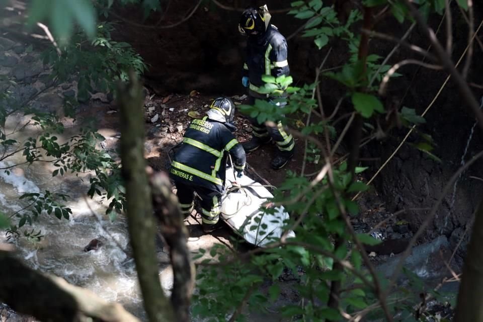 Bomberos acudieron a rescatar el cuerpo de un hombre que cayó en un barranco de Magdalena Contreras.