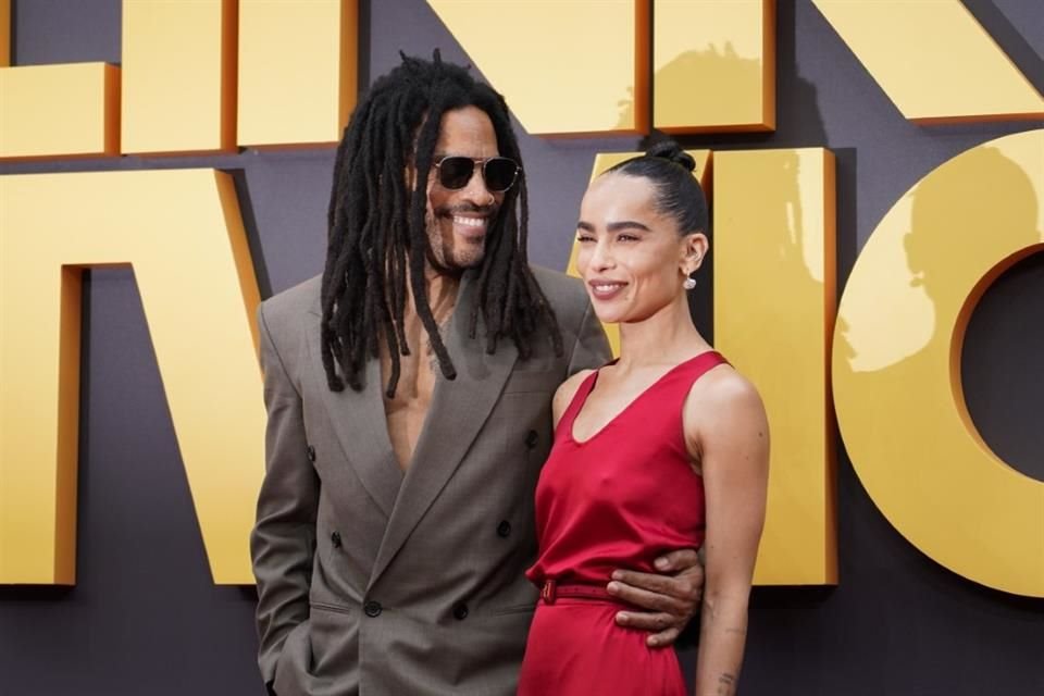 Zoe Kravitz, a la derecha, posa para fotografías con su padre Lenny Kravitz