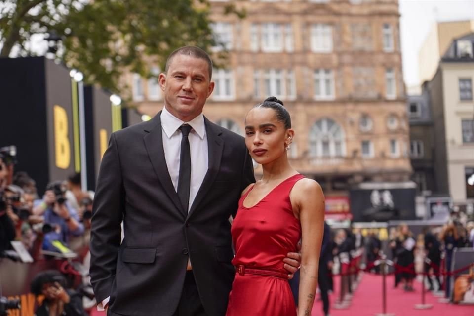 Channing Tatum y Zoe Kravitz posan en la alfombra roja.