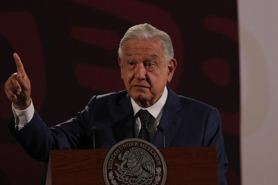 AMLO alertó sobre una cooptación del INE y TEPJF por 'poderosos' y volvió a criticar a empresarios que están en contra de reforma judicial.