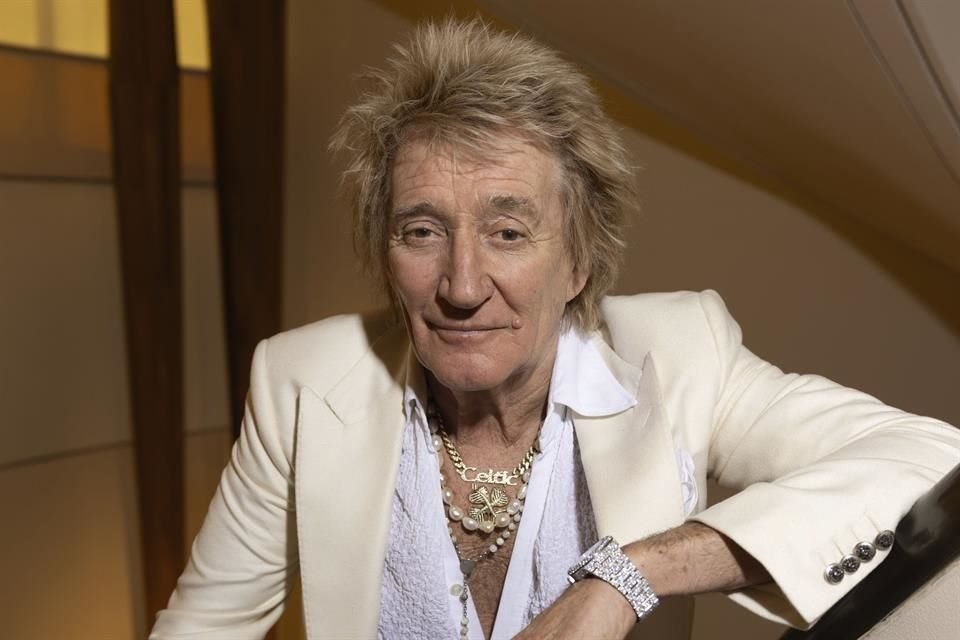 Rod Stewart goza de buena salud, negando los rumores de problemas graves por una broma que hizo tras posponer dos shows por Covid.