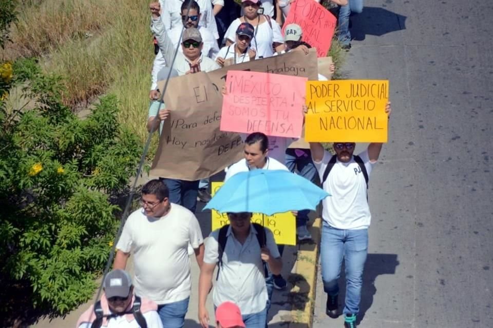 En sus pancartas lanzan consignas contra la propuesta de reforma al Poder Judicial de la Federación del Presidente Andrés Manuel López Obrador.