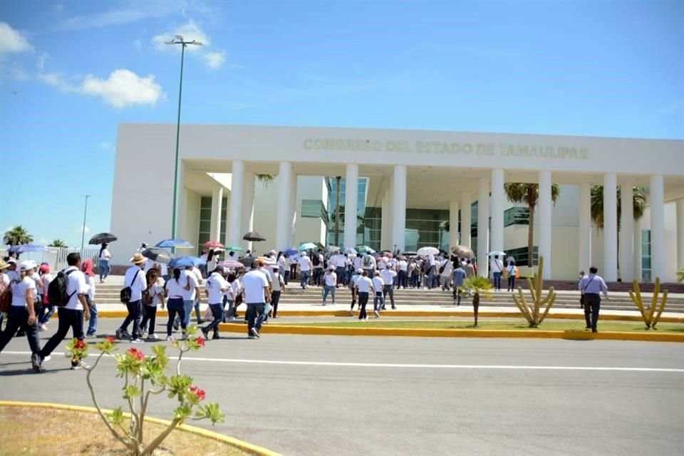 Para pedir que se vote en contra de la reforma al Poder Judicial de la Federación, sus trabajadores, incluidos Magistrados y Jueces, llevaron una protesta al Congreso de Tamaulipas.