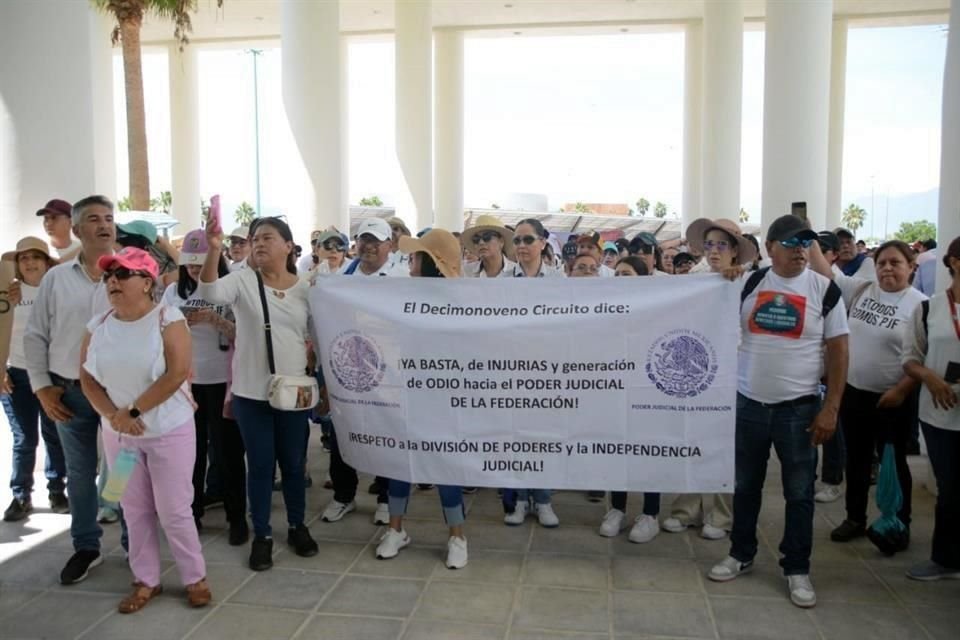 Para pedir que se vote en contra de la reforma al Poder Judicial de la Federación, sus trabajadores, incluidos Magistrados y Jueces, llevaron una protesta al Congreso de Tamaulipas.