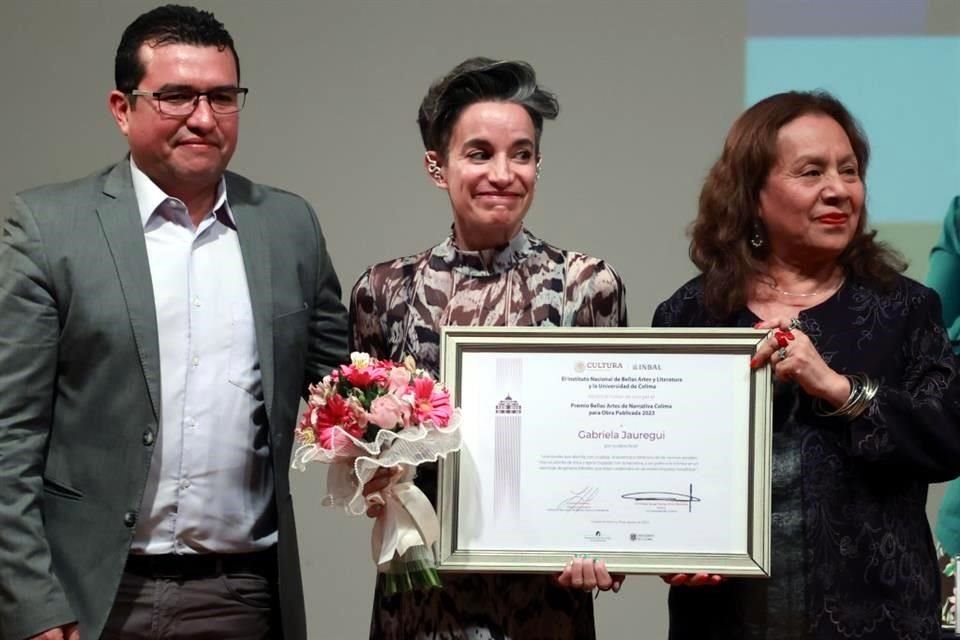 La autora recibió el premio de manos de Carlos Ramírez Vuelvas, Coordinador General de Extensión de la Universidad de Colima, y Lucina Jiménez, Directora del INBAL.