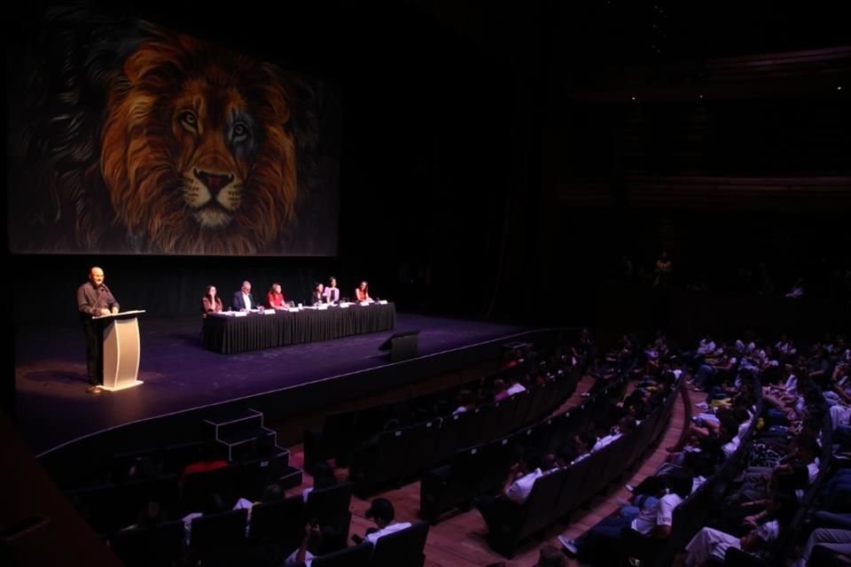 El Rector Ricardo Villanueva Lomelí, presidió la bienvenida para los estudiantes de intercambio de la Universidad de Guadalajara.