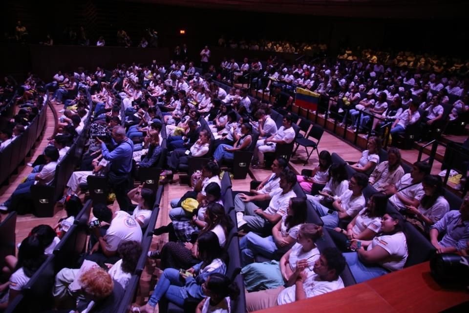 El Rector Ricardo Villanueva Lomelí, presidió la bienvenida para los estudiantes de intercambio de la Universidad de Guadalajara.