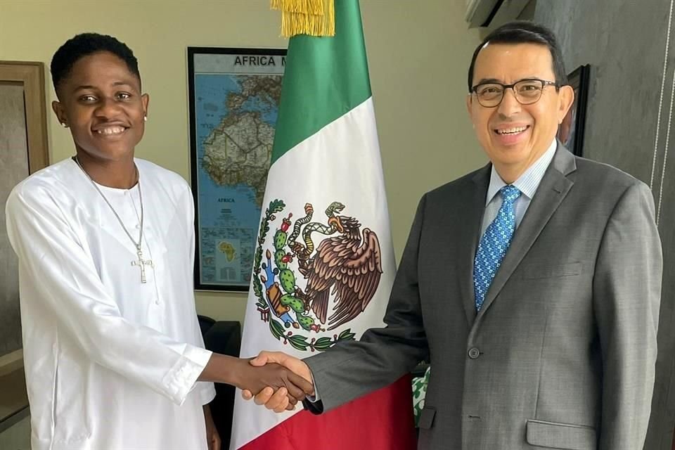 La jugadora visitó al embajador mexicano.