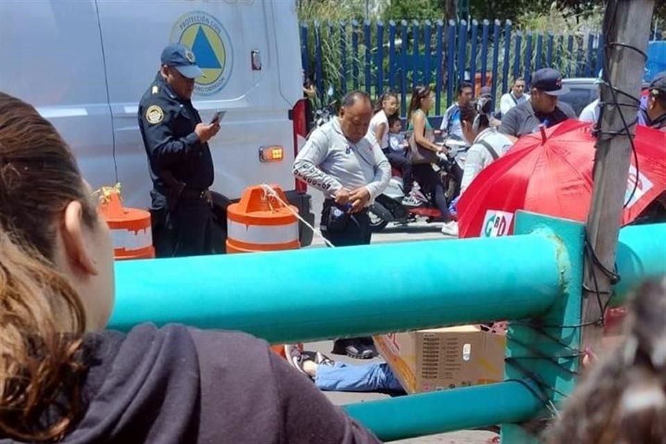 Los motociclistas no vieron un camión que estaba detenido sobre la vialidad y se impactaron contra él.