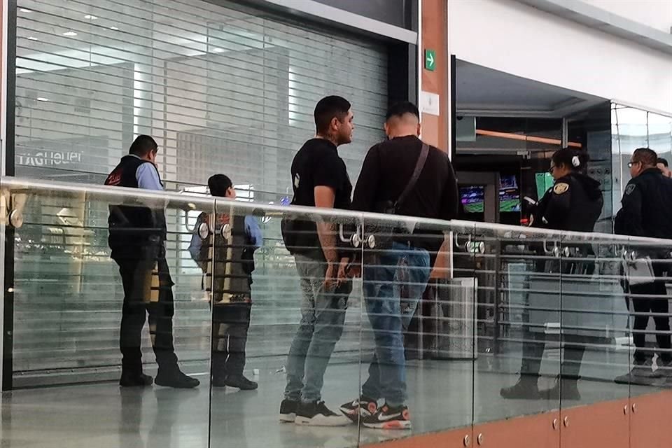 Fuentes extra oficiales apuntaron a que fueron robadas 50 piezas de la joyería.