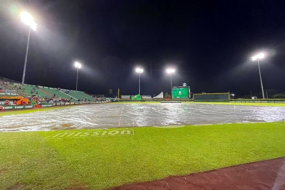 La lluvia no cedió en el Estadio Víctor Cervera Pacheco.