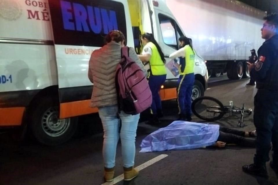 Personas intentaron ayudar al joven, que quedó tirado junto a su bicicleta, tras ser arrollado por un camión de carga, pero ya no tenía signos vitales.