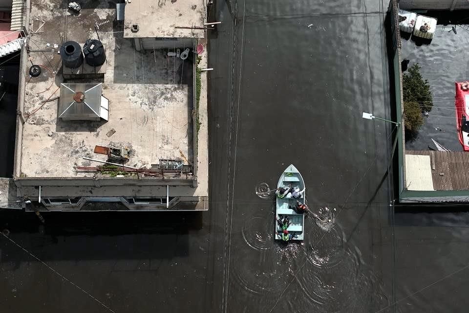 Lanchas participan en los traslados entre las inundaciones que han dejado afectaciones a viviendas.