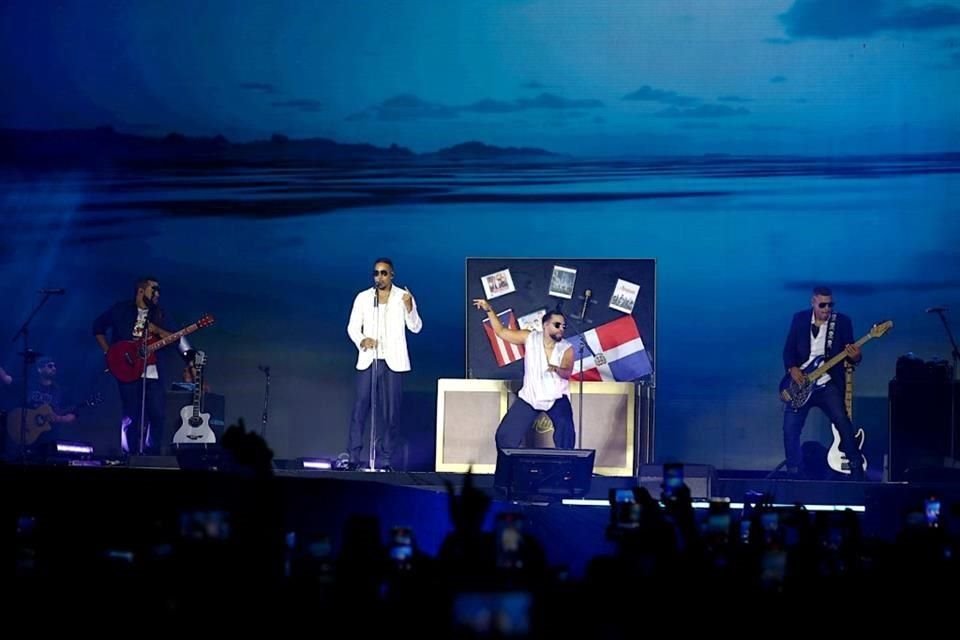 Romeo Santos y sus primos Lenny, Max y Henry brindaron una gran noche al público regio con los éxitos de Aventura en el Estadio de Borregos.