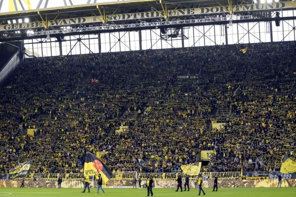 Hinchas del conjunto alemán están en contra del nuevo acuerdo con el patrocinador Rheinmetall, fabricante de armas.