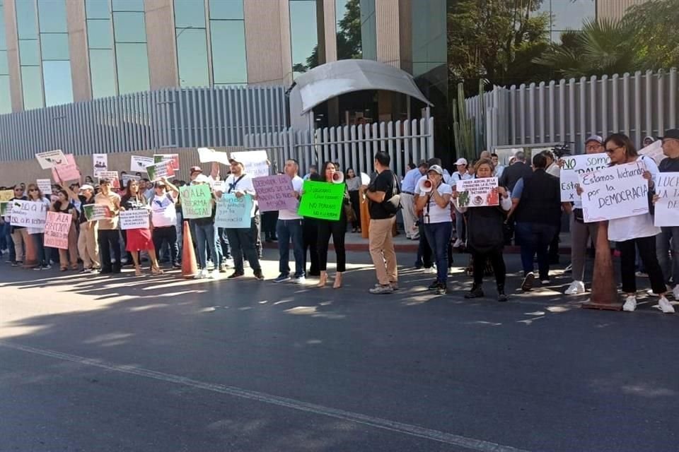 Jueces, magistrados, funcionarios y empleados del Poder Judicial realizaron un mitin al exterior de la sede judicial federal en Saltillo.