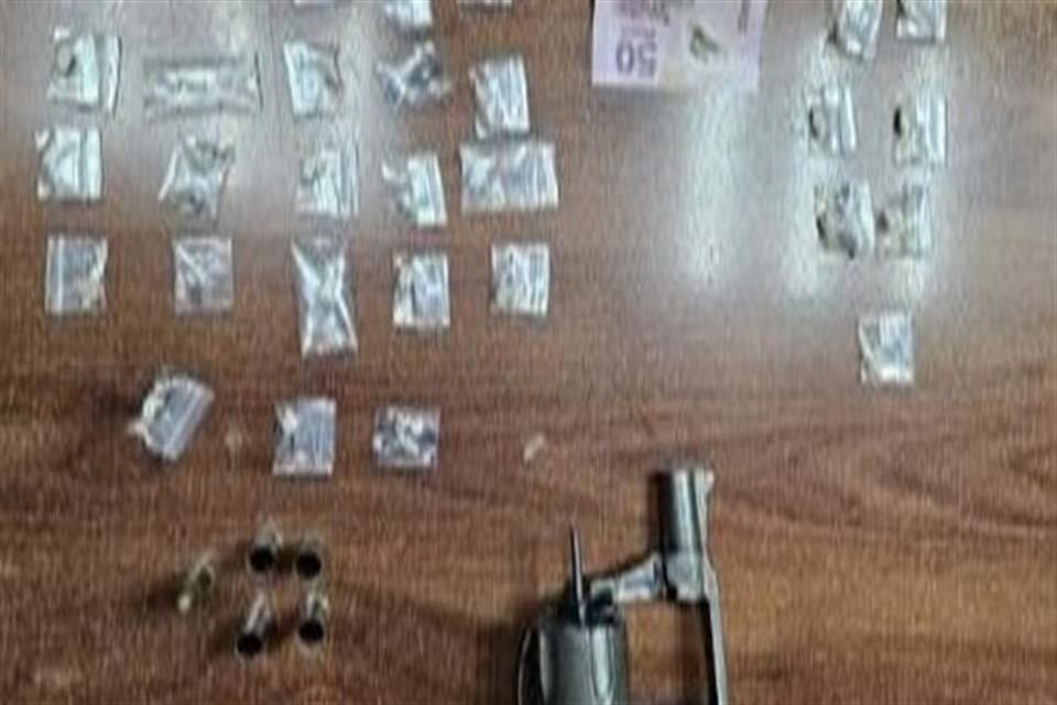 Se les halló un arma de fuego corta, cuatro cartuchos percutidos y uno útil, además de 30 bolsitas con una sustancia (parecida a) la cocaína y dinero en efectivo', detalló la Policía.