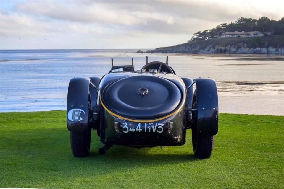 El peso del Bugatti Type 59 Sports es de aproximadamente 750 kilogramos.