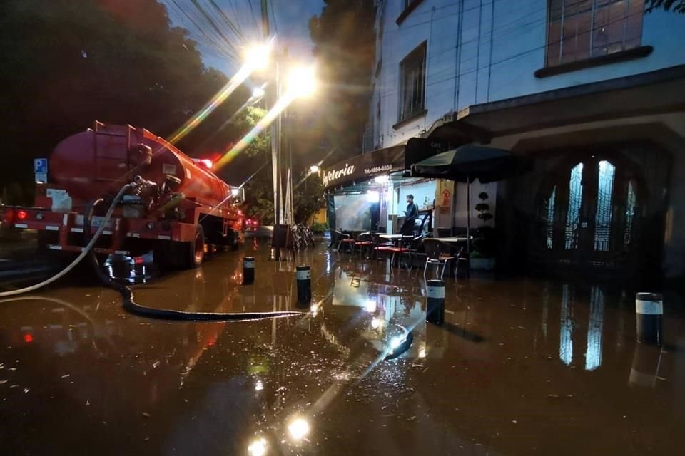 Un encharcamiento se formó en Avenida México esquina Sonora, Colonia Hipódromo Condesa, Alcaldía Cuauhtémoc.