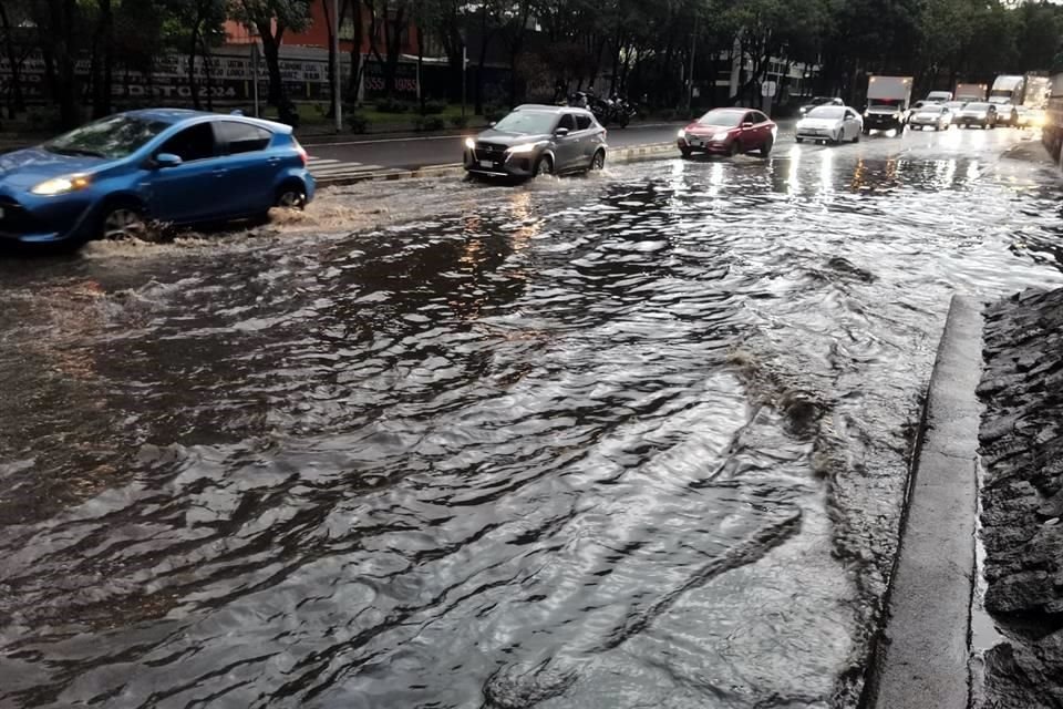 En los carriles laterales de Periférico el agua acumulada dificultó la circulación.