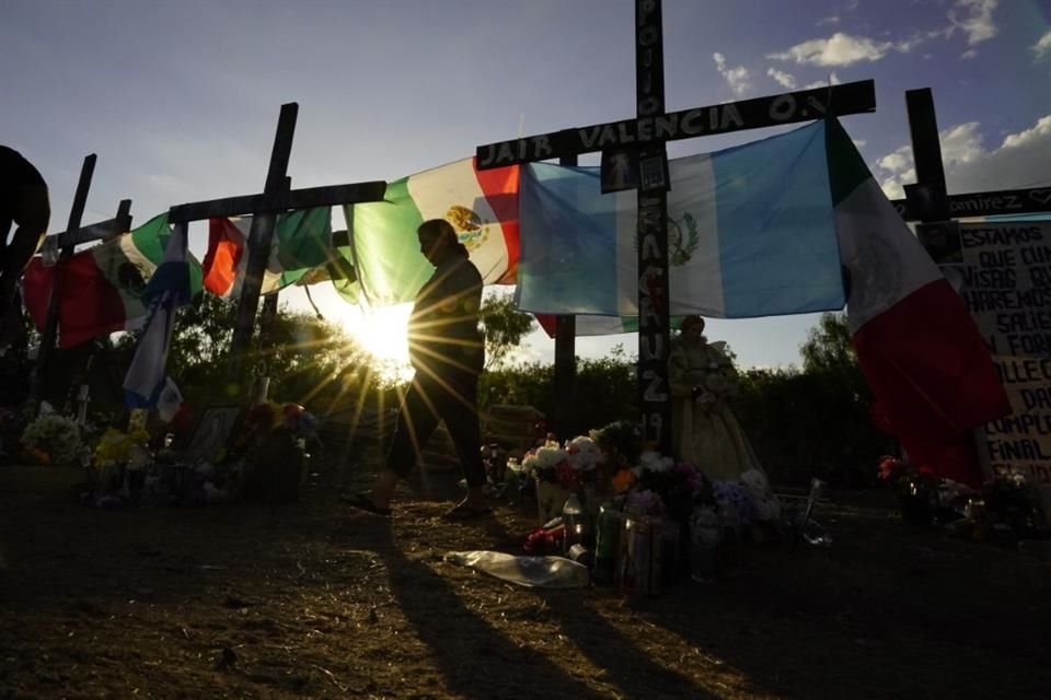 Familiares de víctimas visitan un monumento improvisado para honrar a sus seres queridos y a sobrevivientes del tráfico de personas, el miércoles 6 de julio de 2022, en San Antonio.