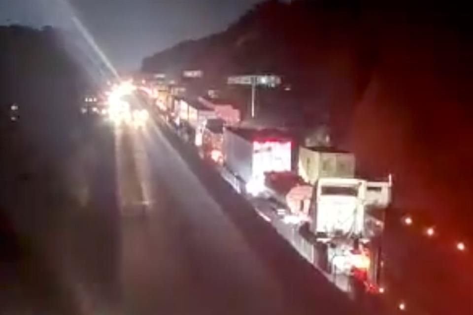 Tras el colapso en el Puerto de Manzanillo el 1 de agosto por fallas en el sistema de aduanas, el caos carretero volvió la noche del martes.