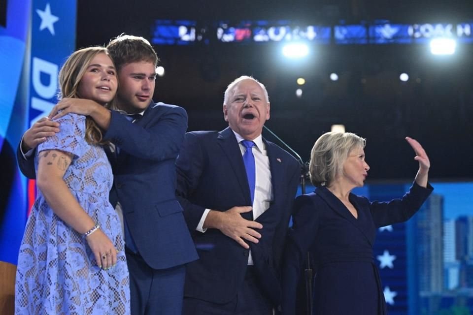 El Gobernador de Minnesota Tim Walz y su familia durante el cierre del tercer día de la Convención Nacional Demócrata.