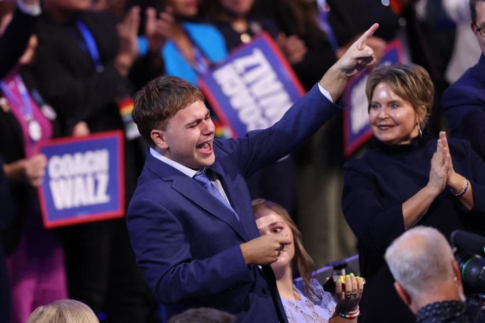 Gus Walz celebra el discurso de su padre, el Gobernador Tim Walz, durante la Convención Nacional Demócrata en Chicago.