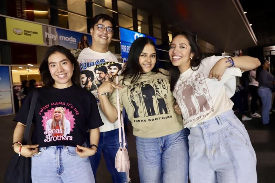 Cientos de fans llegaron 6 horas antes para el show de los Jonas Brothers.