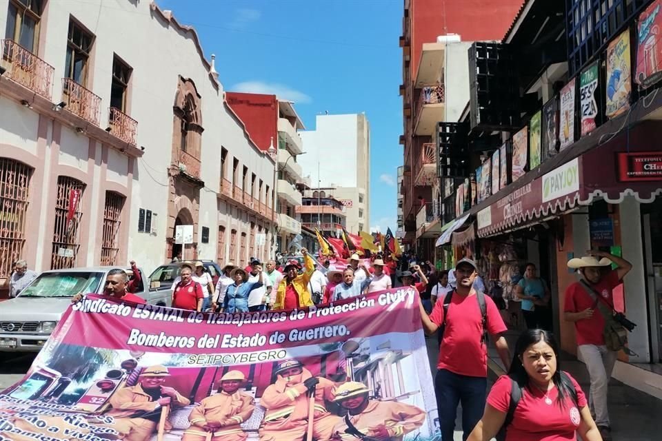 Los trabajadores marcharon de la Alameda Central Granados Maldonado hacia el Palacio de Gobierno.