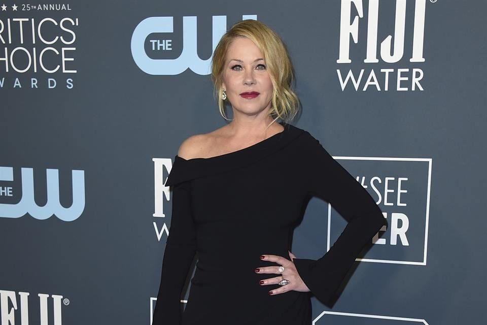 Christina Applegate compartió en un podcast que ha estado batallando con atrofia muscular y aumento de peso por la esclerosis múltiple.