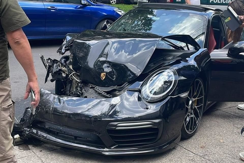 Un automóvil Porsche fue abandonado, en la Colonia Polanco Tercera Sección, luego de un choque.