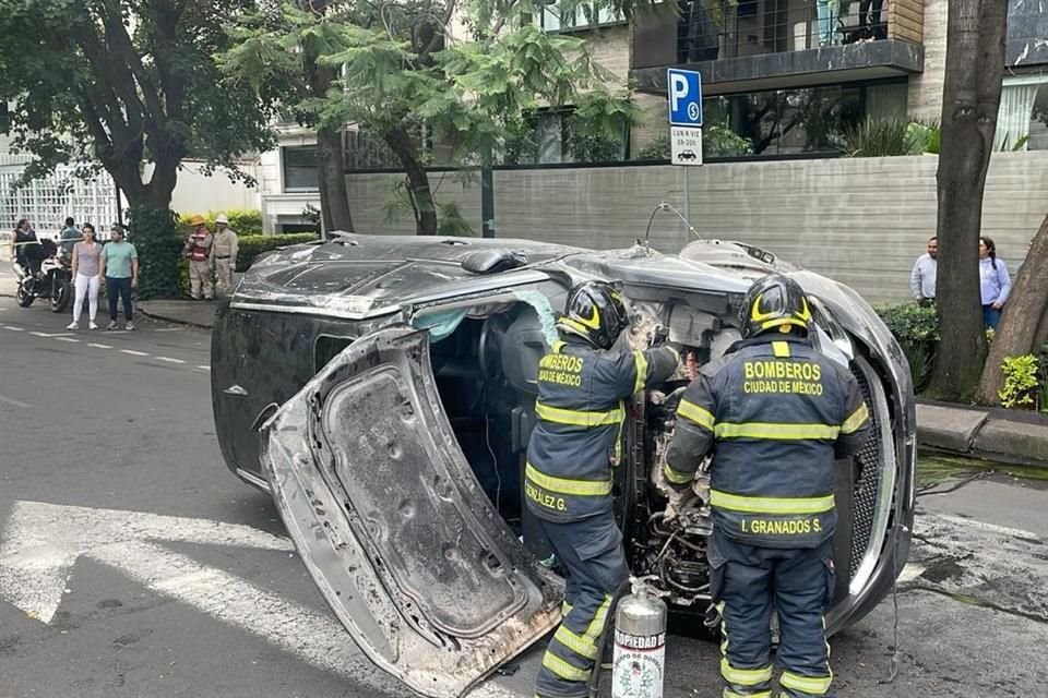 Las autoridades presumen que los tripulantes del auto de gama premium huyeron a pie, pues estaba vacío.