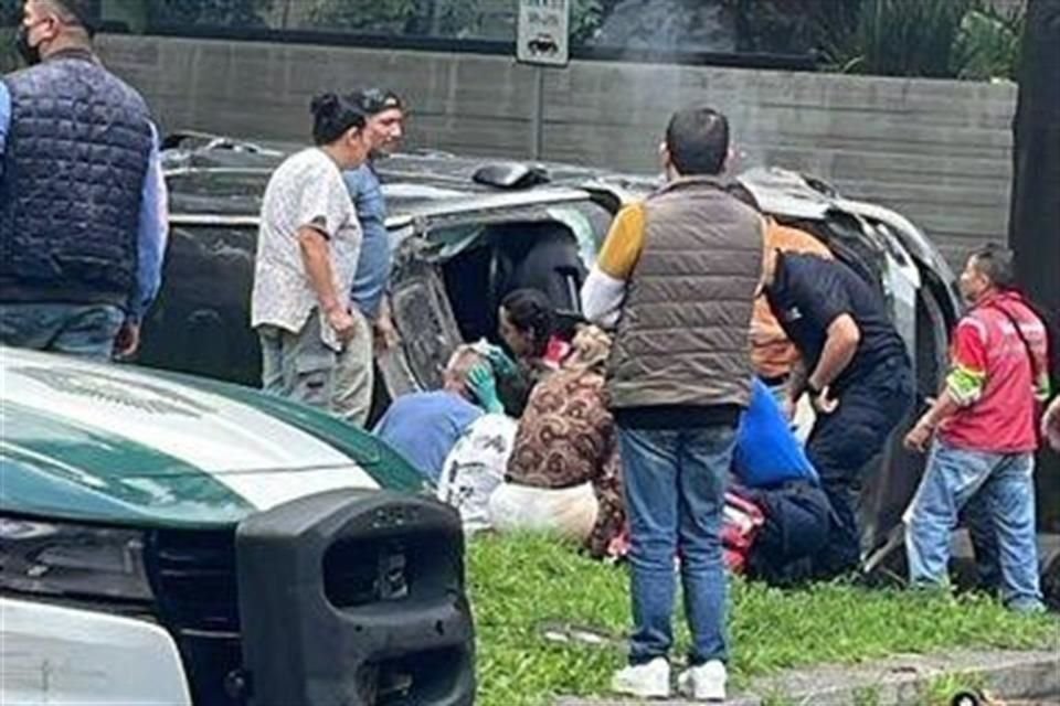 Tras el impacto, la camioneta volcó y tres personas que viajaban a bordo fueron atendidas por socorristas de Cruz Roja.