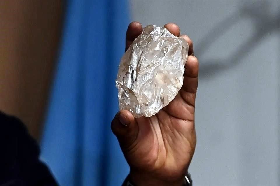 El gobierno de Botswana dijo que el enorme diamante de 2 mil 492 quilates es el segundo más grande jamás descubierto en una mina.