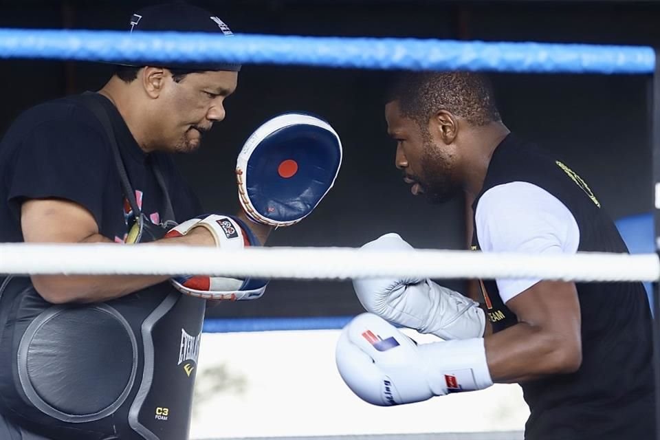 Floyd Mayweather deleitó a los aficionados del box en la CDMX, con un entrenamiento público previo a la pelea ante John Gotti III.