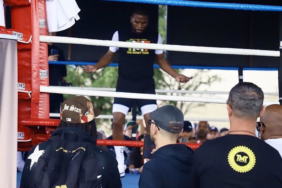 Floyd Mayweather deleitó a los aficionados del box en la CDMX, con un entrenamiento público previo a la pelea ante John Gotti III.