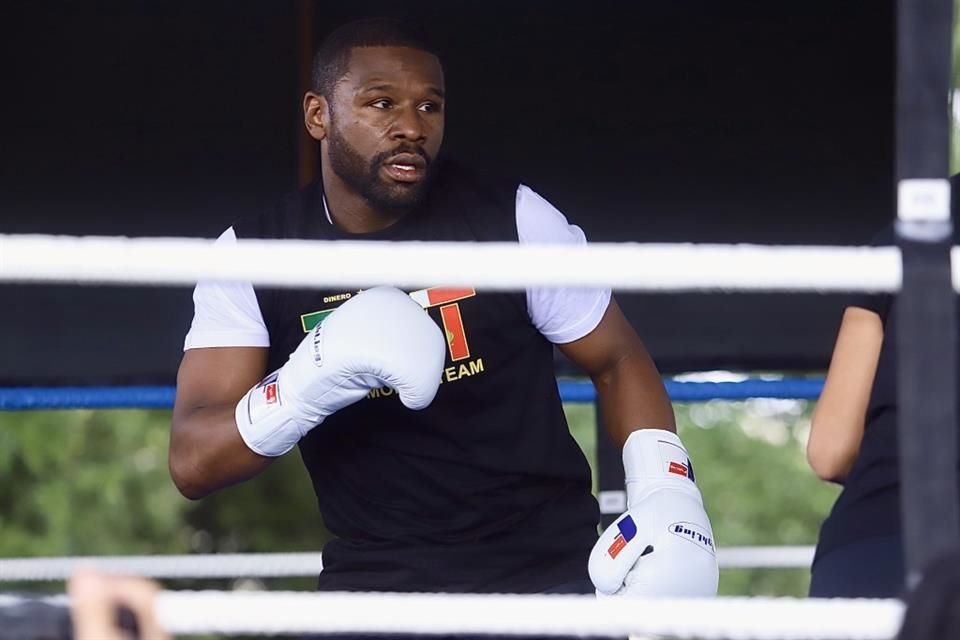 Floyd Mayweather deleitó a los aficionados del box en la CDMX, con un entrenamiento público previo a la pelea ante John Gotti III.