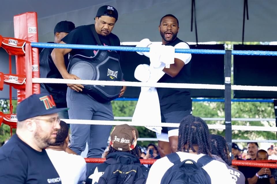 Floyd Mayweather deleitó a los aficionados del box en la CDMX, con un entrenamiento público previo a la pelea ante John Gotti III.