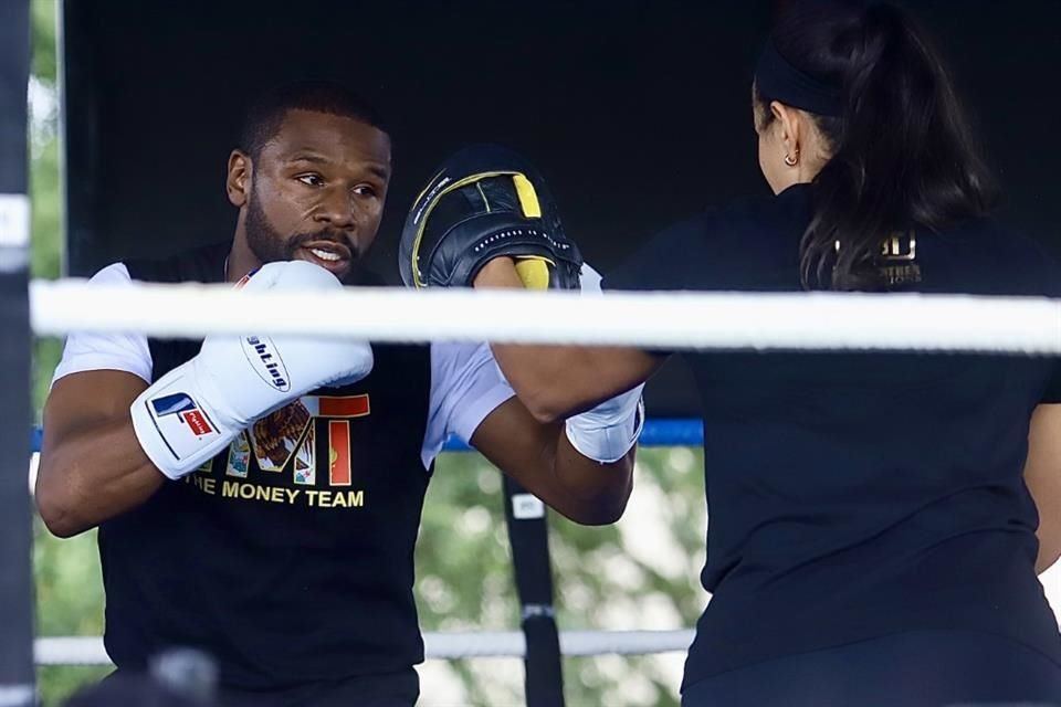 Floyd Mayweather deleitó a los aficionados del box en la CDMX, con un entrenamiento público previo a la pelea ante John Gotti III.