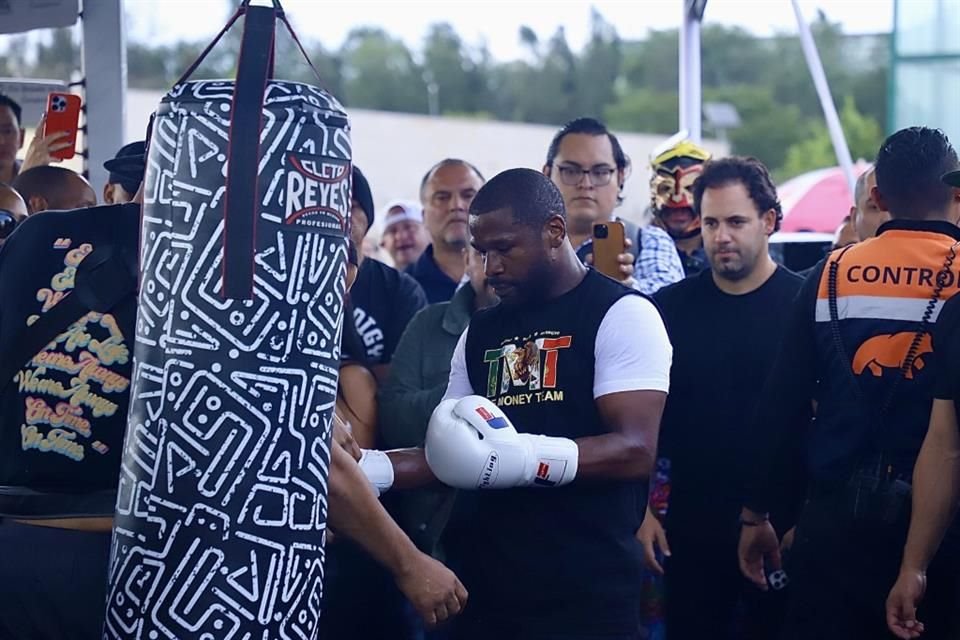 Floyd Mayweather deleitó a los aficionados del box en la CDMX, con un entrenamiento público previo a la pelea ante John Gotti III.