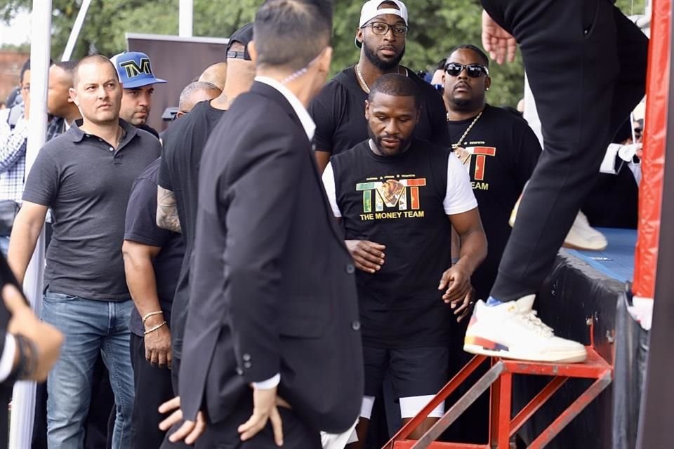 Floyd Mayweather deleitó a los aficionados del box en la CDMX, con un entrenamiento público previo a la pelea ante John Gotti III.