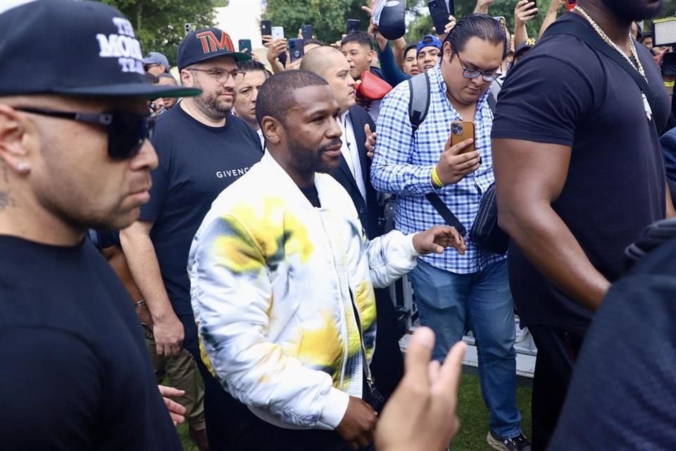 Floyd Mayweather deleitó a los aficionados del box en la CDMX, con un entrenamiento público previo a la pelea ante John Gotti III.